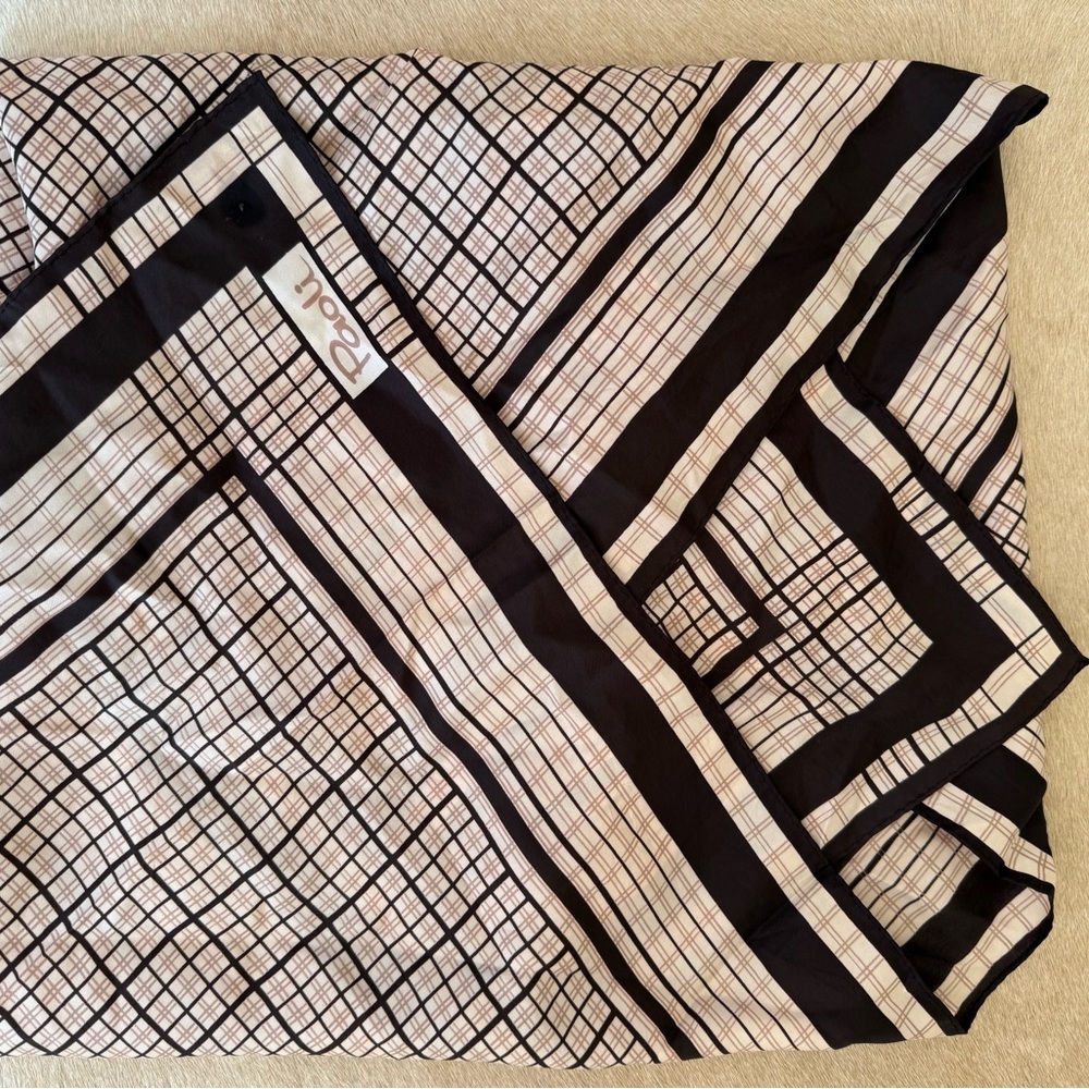 Vintage Paoli signed scarf Elegant Brown and cream Checkered scarf - Picture 3 of 6